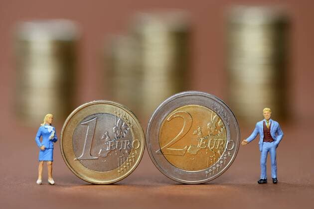Bilder des Tages Miniaturfiguren von Mann und Frau neben Ein- und Zwei-Euro-MÃ¼nze, Symbolfoto fÃ¼r Lohnungleichheit ** NUR FUER REDAKTIONELLE ZWECKE ** EDITORIAL USE ONLY **