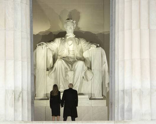 Themen der Woche Bilder des Tages Amtseinführung von Donald Trump: Willkommenskonzert am Lincoln Memorial President-elect of The United States Donald J. Trump and wife Melania arrive at the Make America Great Again Welcome Celebration concert at the Lincoln Memorial in Washington, DC, January 19, 2017. The inauguration is January 20. Pool  WAX20170119239 CHRISxKLEPONIS