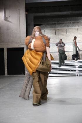 Paris Fashion Week - Rick Owens Modenschau defile mode masculine rick owens CELEBRITES : Fashion Week Mode Masculine - Rick Owens Collection Automne Hiver - Paris - 19 01 2017 stephanechemin panoramic 
