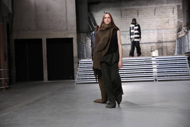 Paris Fashion Week - Rick Owens Modenschau defile mode masculine rick owens CELEBRITES : Fashion Week Mode Masculine - Rick Owens Collection Automne Hiver - Paris - 19 01 2017 stephanechemin panoramic 
