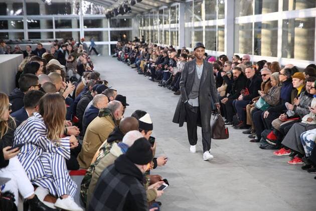 Paris Fashion Week - Louis Vuitton Modenschau defile mode masculine Louis vuitton CELEBRITES : Fashion Week Mode Masculine - Louis Vuitton Collection Automne Hiver - Paris - 19 01 2017 stephanechemin panoramic 