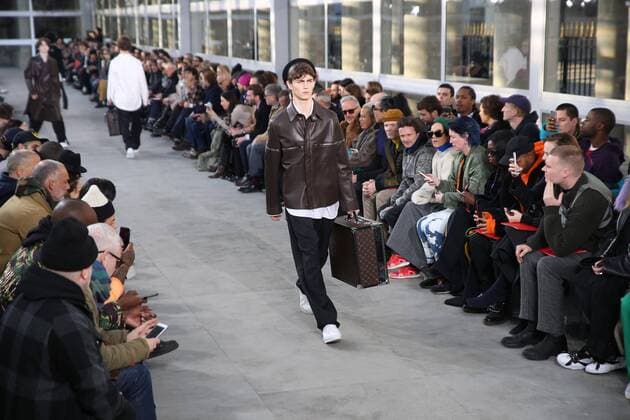 Paris Fashion Week - Louis Vuitton Modenschau defile mode masculine Louis vuitton CELEBRITES : Fashion Week Mode Masculine - Louis Vuitton Collection Automne Hiver - Paris - 19 01 2017 stephanechemin panoramic 