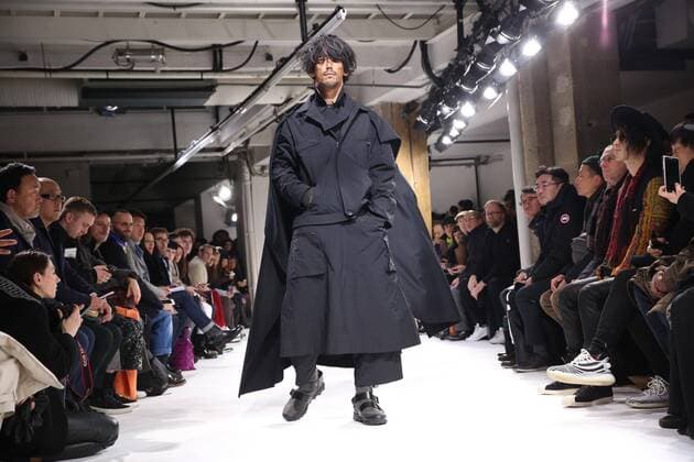 Paris Fashion Week - Yohji Yamamoto Modenschau defile mode masculine YOHJI YAMAMOTO CELEBRITES : Fashion Week Mode Masculine - Yamamoto Collection Automne Hiver - Paris - 19 01 2017 stephanechemin panoramic 