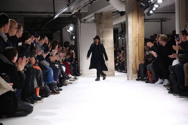 Paris Fashion Week - Yohji Yamamoto Modenschau defile mode masculine - YOHJI YAMAMOTO Fashion designer CELEBRITES : Fashion Week Mode Masculine - Yamamoto Collection Automne Hiver - Paris - 19 01 2017 stephanechemin panoramic 