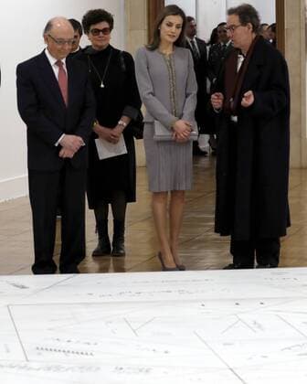 Königin Letizia von Spanien besucht Preisverleihung in Madrid Spanish Queen Letizia (2R) and Spanish Minister of Treasure, Cristobal Montoro (L), visit an exhibition after attending the awarding ceremony of the Tomas Francisco Prieto Award held at the Royal Mint in Madrid, Spain, on 20 January 2017. Japanese artist Mitsuo Miura was awarded with the prize. Tomas Francisco Prieto Award !ACHTUNG: NUR REDAKTIONELLE NUTZUNG!  20170120-636205191572829360