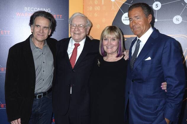 Peter Buffett, Warren Buffett, Susie Buffett und Richard Plepler bei der Premiere der HBO-Dokumentation Becoming Warren Buffett im Museum of Modern Art. New York, 19.01.2017 Foto:xD.xVanxTinex xFuturexImage