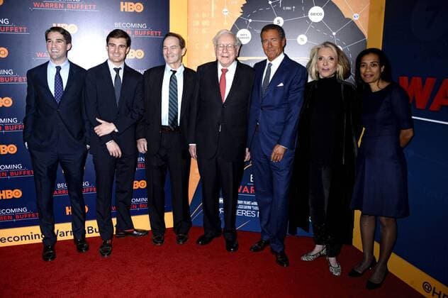 George Kunhardt, Teddy Kunhardt, Peter Kunhardt, Warren Buffett, Richard Plepler, Sheila Nevins und Jacqueline Glover bei der Premiere der HBO-Dokumentation Becoming Warren Buffett im Museum of Modern Art. New York, 19.01.2017 Foto:xD.xVanxTinex xFuturexImage