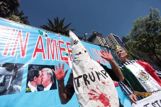 Bilder des Tages Protestors demonstrate against Donald J. Trump s inauguration as 45th President of the United States in front of the US Embassy in Mexico City, Mexico, 20 January 2017. EFE Sashenka Gutierrez PROTEST IN MEXICO AGAINST DONALD TRUMP S INAUGURATION !ACHTUNG: NUR REDAKTIONELLE NUTZUNG!  MEX001 20170120-636205389886436927