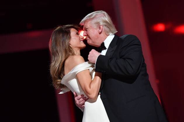 Themen der Woche President Donald Trump and First Lady Melania Trump dance at the Liberty Ball at the Washington Convention Center on January 20, 2017 in Washington, D.C. Trump will attend a series of balls to cap his Inauguration day.  WAP20170120140 KEVINxDIETSCH
