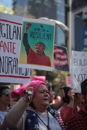 A hundred protestors rally againts new US President Donald Trump in front of the United States Embassy in Mexico City, Mexico, 21 January 2017. Hundreds of thousands of women demonstrated around the world in defence of their rights and against Turmp s presidency in a historic mobilization that gathered half million people in Washington. EFE Sashenka Gutierrez PROTEST AGAINST TRUMP IN MEXICO CITY !ACHTUNG: NUR REDAKTIONELLE NUTZUNG!  MEX001 20170121-636206318088256017