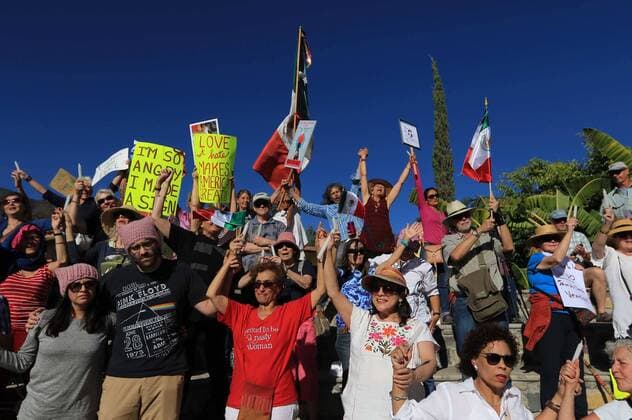 Women s March in Mexiko Stadt January 21, 2017 - Mexico - EUM20170121NAC16.JPG.CHAPALA, Jal., Protest Protesta-Jalisco.- Un grupo de manifestantes -en su mayoria mujeres- de origen estadounidense muestra su inconformidad ante la llegada de Donald Trump a la presidencia de Estados Unidos, 21 de enero de 2017 en la comunidad de Ajijic en este municipio.  - ZUMAu78_ 20170121_zaf_u78_045
