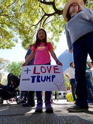 Women s March in Mexiko Stadt January 21, 2017 - Mexico - EUM20170121NAC26.JPG.CIUDAD DE MEXICO ProtestManifestacion-CDMX.- Mujeres mexicanas y estadounidenses se manifiestan en las inmediaciones de la embajada de los Estados Unidos, 21 de enero de 2017, para defender la diversidad, la igualdad y sus derechos de ante la llegada del magnate Donald Trump como presidente del pais vecino del norte.  - ZUMAu78_ 20170121_zaf_u78_059