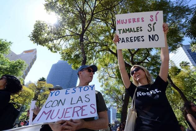 Women s March in Mexiko Stadt January 21, 2017 - Mexico - EUM20170121NAC27.JPG.CIUDAD DE MEXICO ProtestManifestacion-CDMX.- Mujeres mexicanas y estadounidenses se manifiestan en las inmediaciones de la embajada de los Estados Unidos, 21 de enero de 2017, para defender la diversidad, la igualdad y sus derechos de ante la llegada del magnate Donald Trump como presidente del pais vecino del norte.  - ZUMAu78_ 20170121_zaf_u78_061