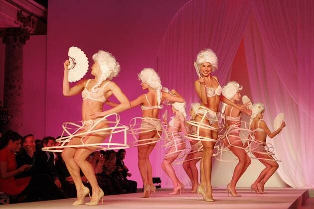 Paris Fashion Week - Lingerie Mon Amour Modenschau Defile Lingerie mon Amour CELEBRITES : Defile Lingerie mon Amour - Paris - 22 01 2017 MichaelBaucher Panoramic 