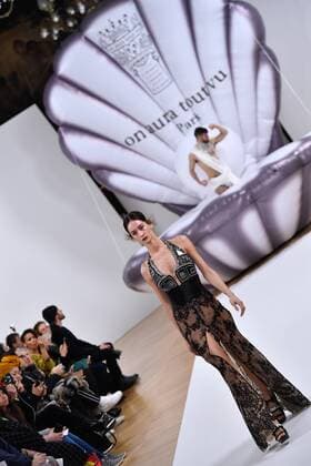 A model presents a Otohime creation on the runway of On Aura Tout Vu as part of their Haute Couture Spring Summer 2017 fashion show in Paris, France on Jan. 23, 2017. ) (zjy) FRANCE-PARIS-FASHION WEEK ChenxYichen 