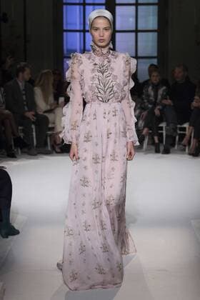 215004 Marineau Starface 2017-01-23 Paris France Paris Fashion week. Defile Haute Couture Printemps ete 2017 Giambattista Valli. Giambattista Valli , Couture, spring-summer 2017 Paris, France Paris Fashion Week 2017. Haute Couture Fashion Show Giambattista Valli. Editorial use only _sans_perso  Copyright: xMarineaux STAR_215004_022