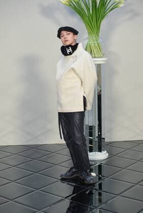 Paris Fashion Week - Prominente bei Chanel 215015 Serge Arnal Starface 2017-01-24 France Paris Fashion week. Defile Haute Couture Printemps ete 2017. CHANEL. People. Kwon, Ji-Yong ( G Dragon )  Copyright: xSergexArnalx xStarfacex STAR_215015_045