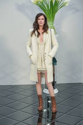 Paris Fashion Week - Prominente bei Chanel 215015 Serge Arnal Starface 2017-01-24 France Paris Fashion week. Defile Haute Couture Printemps ete 2017. CHANEL. People. Mouglalis, Anna  Copyright: xSergexArnalx xStarfacex STAR_215015_103