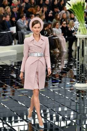 (170124) -- PARIS, Jan. 24, 2017 -- A model presents a creation during the Chanel Haute Couture Spring Summer 2017 fashion collection in Paris, France on Jan. 24, 2017. ) (zhf) FRANCE-PARIS-FASHION-CHANEL ChenxYichen 