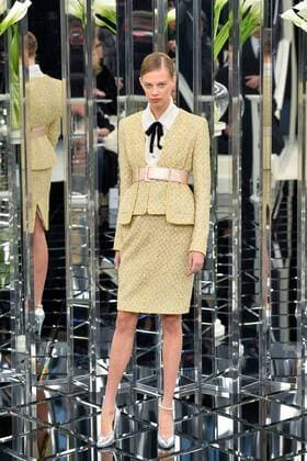 (170124) -- PARIS, Jan. 24, 2017 -- A model presents a creation during the Chanel Haute Couture Spring Summer 2017 fashion collection in Paris, France on Jan. 24, 2017. ) (zhf) FRANCE-PARIS-FASHION-CHANEL ChenxYichen 