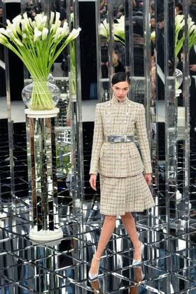 (170124) -- PARIS, Jan. 24, 2017 -- A model presents a creation during the Chanel Haute Couture Spring Summer 2017 fashion collection in Paris, France on Jan. 24, 2017. ) (zhf) FRANCE-PARIS-FASHION-CHANEL ChenxYichen 