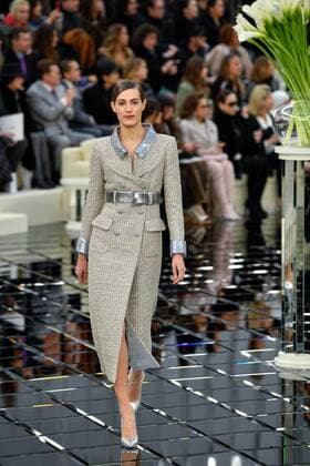 (170124) -- PARIS, Jan. 24, 2017 -- A model presents a creation during the Chanel Haute Couture Spring Summer 2017 fashion collection in Paris, France on Jan. 24, 2017. ) (zhf) FRANCE-PARIS-FASHION-CHANEL ChenxYichen 