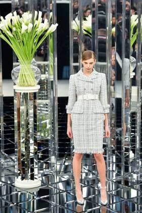 (170124) -- PARIS, Jan. 24, 2017 -- A model presents a creation during the Chanel Haute Couture Spring Summer 2017 fashion collection in Paris, France on Jan. 24, 2017. ) (zhf) FRANCE-PARIS-FASHION-CHANEL ChenxYichen 