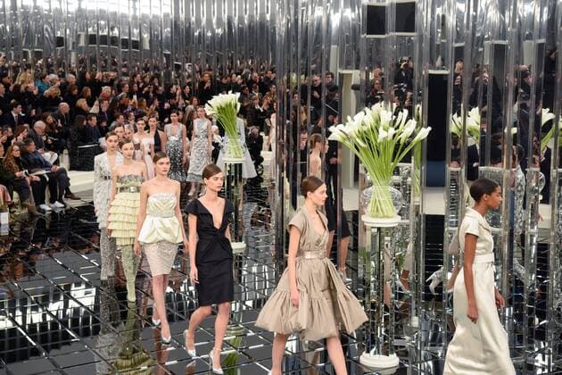 (170124) -- PARIS, Jan. 24, 2017 -- Models present creations during the Chanel Haute Couture Spring Summer 2017 fashion collection in Paris, France on Jan. 24, 2017. ) (zhf) FRANCE-PARIS-FASHION-CHANEL ChenxYichen 