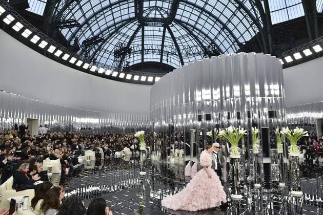 215020 Valentin Paoli Starface 2017-01-24 Paris France Defile Haute Couture Printemps ete 2017. Chanel Lagerfeld, Karl; Depp-Paradis, Lily Rose  Copyright: xValentinxPaolix xStarfacex STAR_215020_091