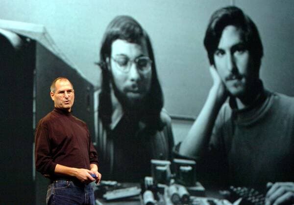 IMAGO History, 250 Jahre USA, Digitales Zeitalter: Entwicklung des Internets und Aufstieg von Silicon Valley Jan. 10, 2006 - U.S. - Steve Jobs delivers the keynote speech at MacWorld in San Francisco, California, January 10, 2006. He used an old picture of he and Steve Wozniak to honor the company s upcoming 30th anniversary on April Fools Day. (Karl Mondon Contra Costa Times KRT) - ZUMAm67_ 20060110_baf_m67_007 Copyright: xKarlxMondonx