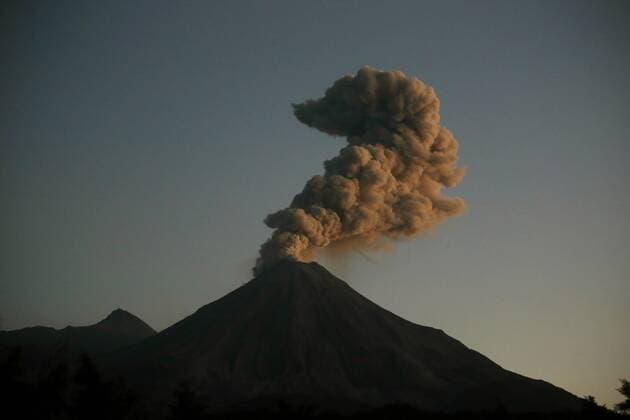 Bilder des Tages Aschewolke über Vulkan Colima in Mexiko A view of a column of ashes going out of Colima s volcano in Mexico, 24 January 2017. According to the National Coordination of Civil Protection and the Secretary of Government, the volcano entered an explosive phase in October 2016. EFE Ulises Ruíz Basurto COLIMA S VOLCANO REMAINS ACTIVE !ACHTUNG: NUR REDAKTIONELLE NUTZUNG!  MEX002 20170124-636208838862955474
