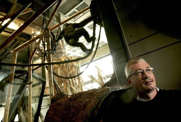Jan. 22, 2006 - U.S. - Frans de Waal, primatologist and author, poses with chimpanzees at Lincoln Park Zoo in Chicago, Illinois, Saturday, January 22, 2006. (Kuni Takahashi Chicago Tribune KRT) - ZUMAm67_ 20060122_baf_m67_091 Copyright: xKunixTakahashix