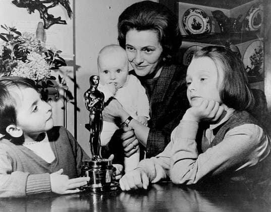OSCARS. Beste Hauptdarstellerin. Preisträgerinnen 1961-1970 Jan. 26, 2006 - PATRICIA NEAL WITH HER CHILDREN AND THE OSCAR STATUE SHE WON FOR HUD .30030.SUPPLIED BY - ZUMAg49_ 20060126_gaf_g49_155 Copyright: xGlobexPhotosx