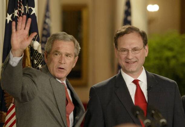 Feb 01, 2006; Washington, DC, USA; United States President George W. Bush waves goodbye at the conclusion of a ceremonial swearing-in for Judge Samuel Alito to be Associate Supreme Court Justice, held in the White House in Washington, DC, February 1, 2006. Alito was officially sworn-in yesterday in a private ceremony after the Senate approved his nomination along a party line vote. Mandatory - ZUMAk08_ 20060201_rua_k08_318 Copyright: xChrisxKleponisx