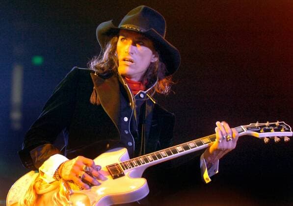 Feb. 9, 2006 - Oakland, CA, USA - Aerosmith s guitarist Joe Perry during their concert at the Oakland Arena in Oakland, California, on Wednesday, February 8, 2006. (Doug Duran Contra Costa Times KRT) - ZUMAm67_ 20060209_baf_m67_004 Copyright: xDougxDuranx