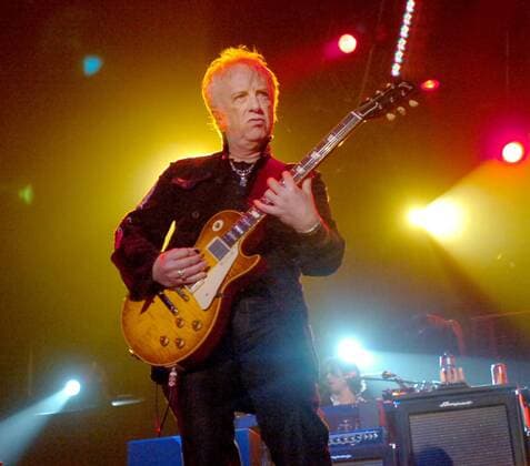 Feb. 9, 2006 - Oakland, CA, USA - Aerosmith s guitarist Brad Whitford during their concert at the Oakland Arena in Oakland, California, on Wednesday, February 8, 2006. (Doug Duran Contra Costa Times KRT) - ZUMAm67_ 20060209_baf_m67_006 Copyright: xDougxDuranx