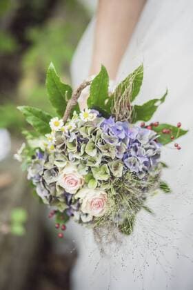 Close-up of bride holding bridal bouquet model released Symbolfoto  ASCF00695