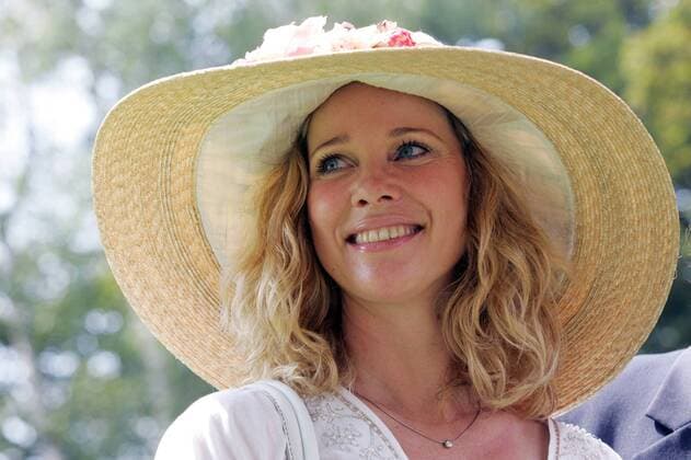 29.05.2005, Iffezheim, Baden-Wuerttemberg, DEU - Schauspielerin Ann-Kathrin Kramer im Portrait. (Schauspielerin, Fernsehen, Kramer, Prominenz, Portrait, Portraet, Hut, lachen, freundlich, digital, QF, Porträt) 00S050529D016.JPG MODEL RELEASE: NO MR:N