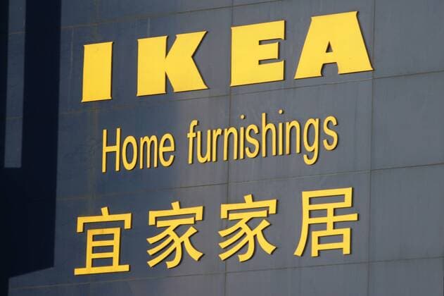 13.12.2005, Beijing (Peking), CHN, CHINA - Logo des Einrichtungshauses IKEA in Peking. (Logo, Einzelhandel, Einzelhandelskette, Einrichtungshaus, IKEA, IKEA Einrichtungshaus, Home furnishings, Emblem, Filiale, Firmenemblem, Firmenlogo, Moebelhaus, Moebelkette, Moebel, Konsumgut, Konsumgueter, Schriftzug, Wirtschaft, Schriftzeichen, chinesisch, schwedisch, Schweden, Symbol, Symbolik, symbolisch, Verbrauchermarkt, Wirtschaft, Beijing, Peking, China, Asien, digital, QF, Möbelhaus, Möbelkette, Möbel, Konsumgüter) 00S051213D127.JPG MODEL RELEASE: NO MR:N
