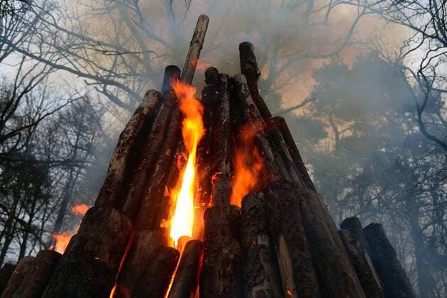 20.01.2007, Wandlitz, Brandenburg, DEU - Symbolfoto, Lagerfeuer. (aussen, Aussenaufnahme, Energie, Feuer, Feuerstelle, Flammen, Holz, Lagerfeuer, verbrennen, Waermeproduktion, Aeste, Brand, brennen, brennend, Brennholz, Brennstelle, Brennstoff, Element, Flamme, Funken, gefaehrlich, Gefahr, gelb, gluehen, Glut, heiss, Hitze, Holzfeuer, Holzscheite, lodern, lodernd, orange, Qualm, Rauch, rot, Scheite, Symbol, Symbolik, symbolisch, Waerme, waermend, warm, Festbrennstoff, Feuerholz, gemuetlich, Gemuetlichkeit, heizen, Luftverschmutzung, Luftverunreinigung, Oekologie, Umwelt, Verbrennung, Rohstoff, regenerativ, alternativ, Bio-Energie, Bioenergie, Energiegewinnung, Alternativenergie, Biobrennstoff, CO2, CO2-Ausstoss, Holzfeuerung, oekologisch, Osterfeuer, Brauch, Brauchtum, QF, Wärmeproduktion, Äste, gefährlich, glühen, Wärme, wärmend, gemütlich, Gemütlichkeit, Ökologie, ökologisch) 00S070120 MR:Y