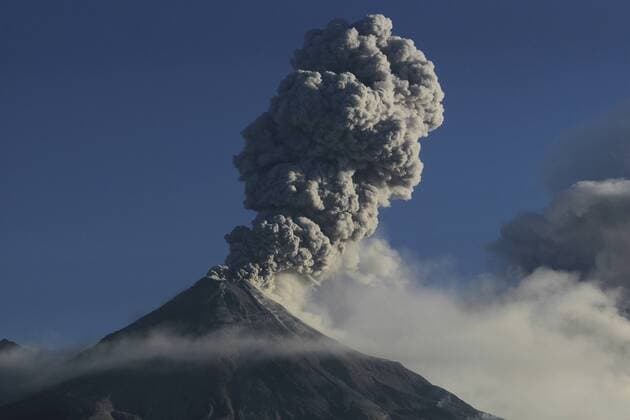 Vulkan Colima in Mexiko spuckt Asche View of a column of ashes coming out from Mexican volcano Colima , seen from Carrizalillos village, in Mexico, 25 January 2017. Mexican authorities announced that since October 2016 Colima started an explosive activity period, which has generated close to two kilometers height of clouds of ashes. MEXICAN VOLCANO COLIMA CONTINUES ACTIVE !ACHTUNG: NUR REDAKTIONELLE NUTZUNG!  MEX03 20170125-636209623843189807