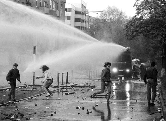 Berlin - 1. Mai 1989 Während und nach der revolutionären 1. Mai-Demo kam es in den Bezirken Kreuzberg und Neukölln zu schweren Ausschreitungen Das Foto zeigt einen Wasserwerfereinsatz am Lausitzer Platz