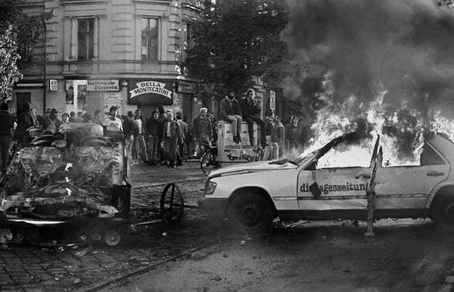 Berlin - 1. Mai 1989 Während und nach der revolutionären 1. Mai-Demo kam es in den Bezirken Kreuzberg und Neukölln zu schweren Ausschreitungen Das Foto zeigt ein brennendes Taxi