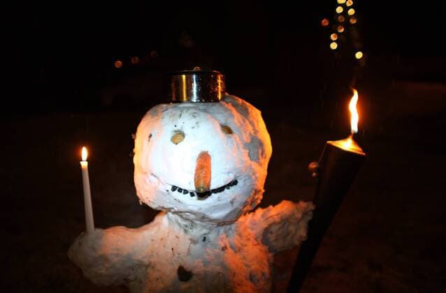 24.12.2008, Belloe, Eksjoe, Schweden - Nachtaufnahme, Schneemann. (Belloe, Eksjoe, Schweden, Europa, schwedisch, Skandinavien, aussen, Aussenaufnahme, gebaut, geformt, Freizeit, Frost, frostig, Kaelte, kalt, Kunst, kuenstlerisch, kreativ, Kreativitaet, Natur, Schnee, Schneekugel, Schneekugeln, Schneemann, Winter, Winterwetter, Figur, Symbol, Symbolfoto, symbolisch, Wetter, Winterzeit, Gesicht, Jahreszeit, Skulptur, Schneeskulptur, Niemand, Stillleben, Stilleben, Nachtaufnahme, Nacht, nachts, Kerze, Kerzenschein, Licht, Lichtstimmung, QF, Bellö, Eksjö, Kälte, künstlerisch, Kreativität) 00S081224D033.JPG MODEL RELEASE: NOT APPLICABLE, PROPERTY RELEASE: NOT APPLICABLE MR:Y