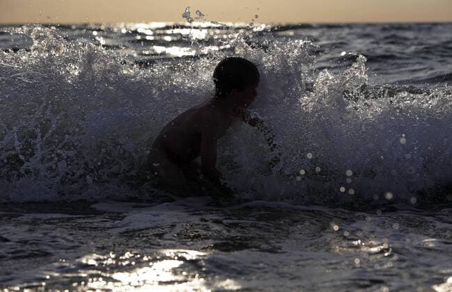 16.08.2009, Kaegsdorf, Mecklenburg-Vorpommern, Deutschland - Silhouette, Junge badet im Meer. (QF, europäisch, Kägsdorf, abkühlen, Abkühlung, Aktivität, Freizeitaktivität, Freizeitbeschäftigung, Anonymität, gefährlich) 00S090816D043.JPG MODEL RELEASE: YES, PROPERTY RELEASE: NOT APPLICABLE MR:Y