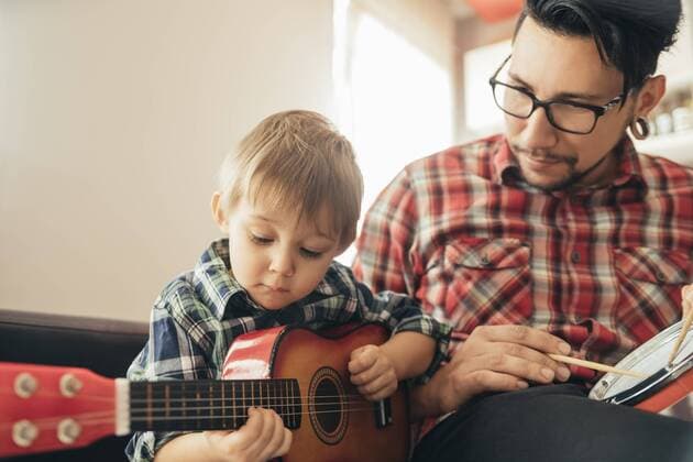 IMAGO Creative: Bildung, Musikerziehung IMAGO Creative: NGO, Ausbildung für Kinder Father and son playing toy musical instruments model released Symbolfoto property released  ZEDF00480