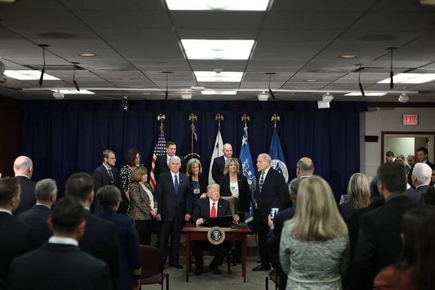 US-Präsident Trump erlässt Dekret für Mauerbau an Grenze zu Mexiko January 25, 2017 - Washington, District of Columbia, United States of America - United States President Donald Trump (C) signs four executive orders during a visit to the Department of Homeland Security with Vice President Mike Pence, Homeland Security Secretary John Kelly and other officials January 25, 2017 in Washington, DC. Trump signed four executive orders related to domestic security and to begin the process of building a wall along the U.S.-Mexico border. .Credit: Pool via CNP Washington United States of America - ZUMAs152 20170125_zaa_s152_007 Copyright: xChipxSomodevillax