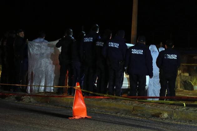 Mexiko: Bürgermeister von Tepexco tot aufgefunden Municipal policemen on duty at the crime scene of Antolin Vital Martinez s murder in Tepexco, Puebla, Mexico, 25 January 2016. The body of Tepexco s Mayor was found inside a vehicle with gunshots according to Puebla s Attorney s Office. EFE Alex Cortes MEXICAN MAYOR FOUND DEAD IN A CAR !ACHTUNG: NUR REDAKTIONELLE NUTZUNG!  MEX005 20170125-636209762523170026