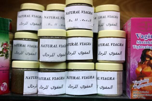 29.03.2013, Dubai, Vereinigte Arabische Emirate - Glaeser mit der Aufschrift -Natural Viagra-. (QF, Sexualität, Potenzstörung, Erektionsstörung, Erektionsstörungen, Gläser, natürlich, Männerproblem, Problemlösung) 00S130329D019.JPG MODEL RELEASE: NOT APPLICABLE, PROPERTY RELEASE: NO MR:Y