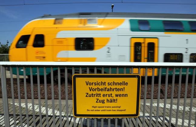 01.08.2015, Neustadt (Dosse), Brandenburg, Deutschland - Warnschild -Vorsicht, schnelle Vorbeifahrten- am Bahnsteig. 00S150801D812.JPG MODEL RELEASE: NOT APPLICABLE, PROPERTY RELEASE: NO MR:Y